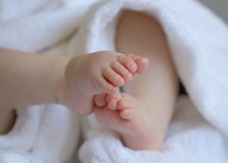 MT: Bebê, de 3 meses, morre engasgado após pais saírem para beber e deixarem crianças sozinhas em casa