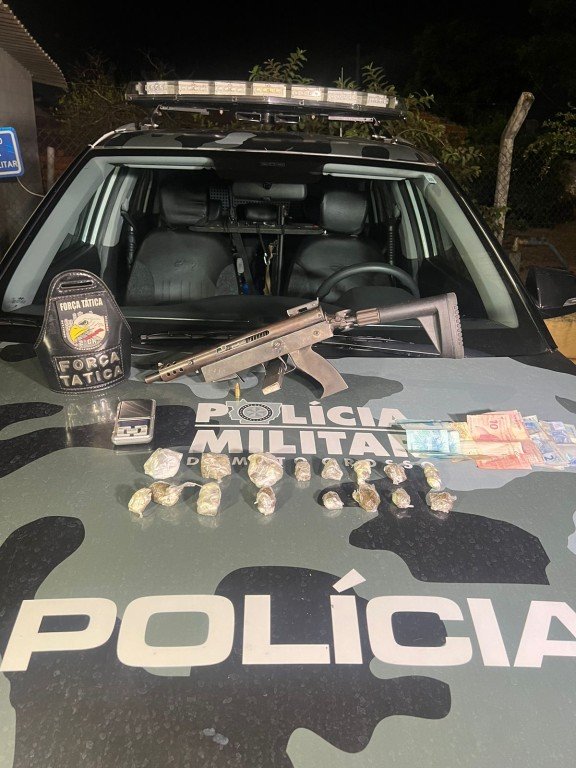 PM prende trio, apreende submetralhadora e 16 porções de maconha em Várzea Grande