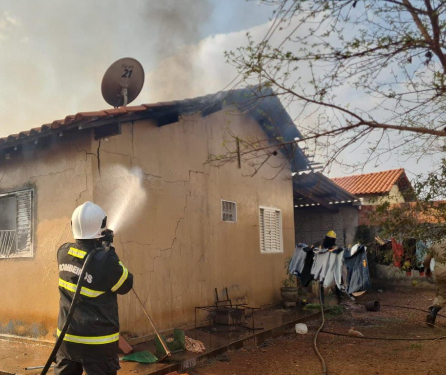 Corpo de Bombeiros combate incêndio em residência em Poconé