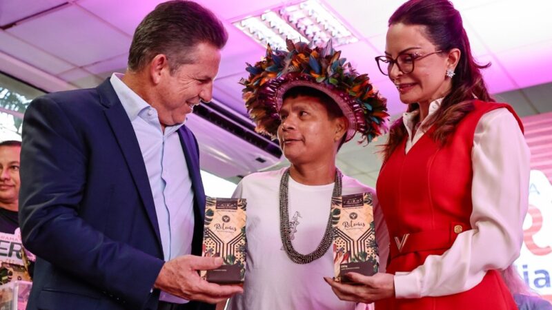 Primeira-dama de MT entrega veículos a aldeias indígenas para fortalecer a produção
