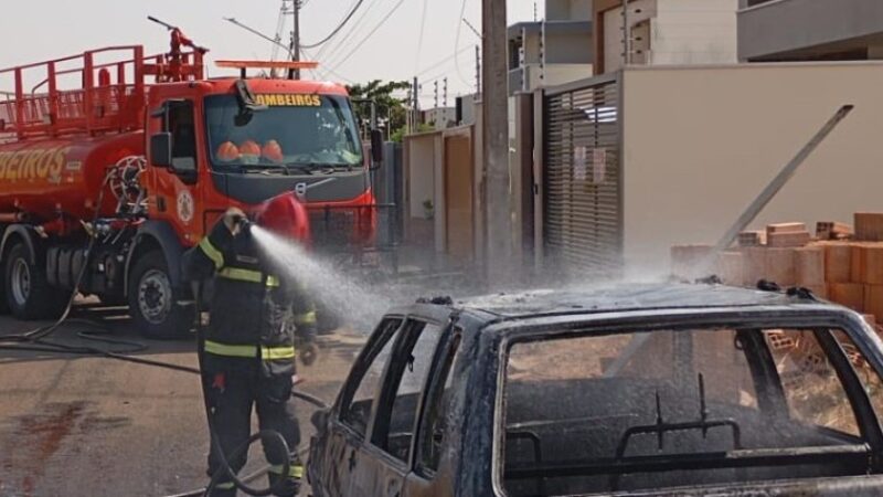Bombeiros combatem incêndio em carro que pegou fogo em avenida em Primavera do Leste