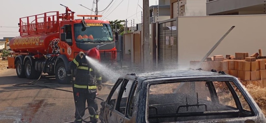 Bombeiros combatem incêndio em carro que pegou fogo em avenida em Primavera do Leste