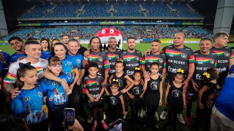 Primeira-dama de MT e estrelas do futebol se reúnem em partida beneficente