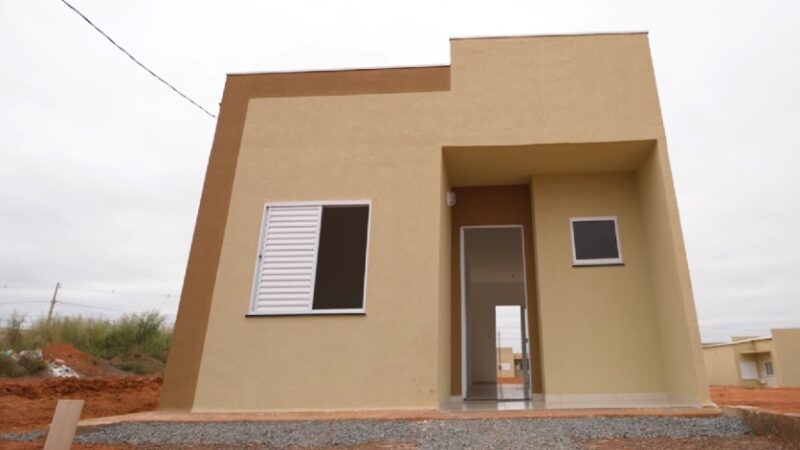 Primeira-dama de MT participa de entregas de casas em Várzea Grande nesta terça-feira (13)