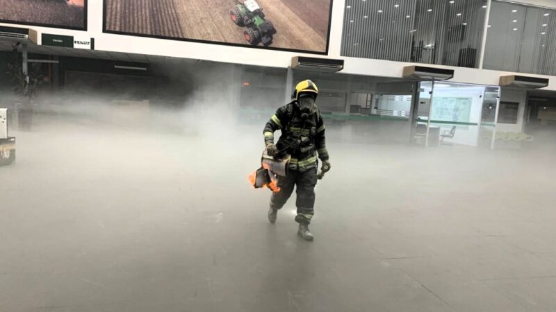 Corpo de Bombeiros combate incêndio em concessionária em Primavera do Leste