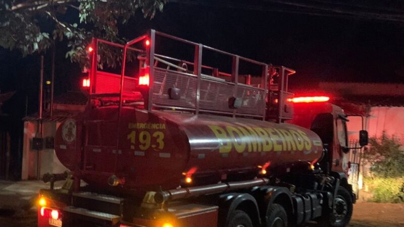 Bombeiros controlam incêndio em área de vegetação em Primavera do Leste
