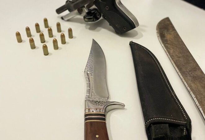Motorista embriagado é preso com arma de fogo, facão e faca durante operação Lei Seca