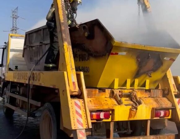 Bombeiros combatem incêndio que se iniciou em caçamba de caminhão e se alastrou por vegetação