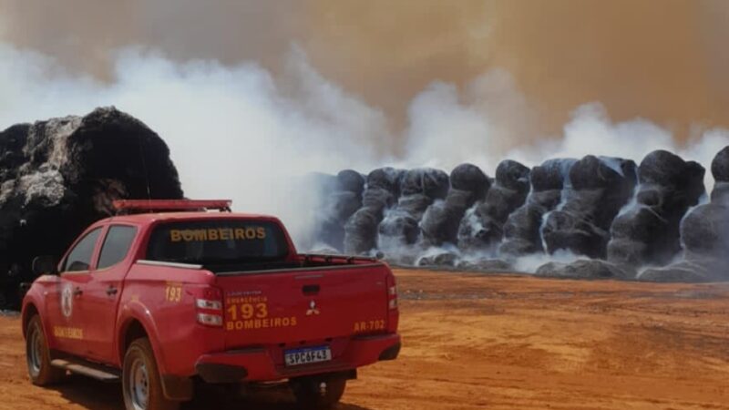 Corpo de Bombeiros combate incêndio em 1,4 mil rolos de algodão em fazenda