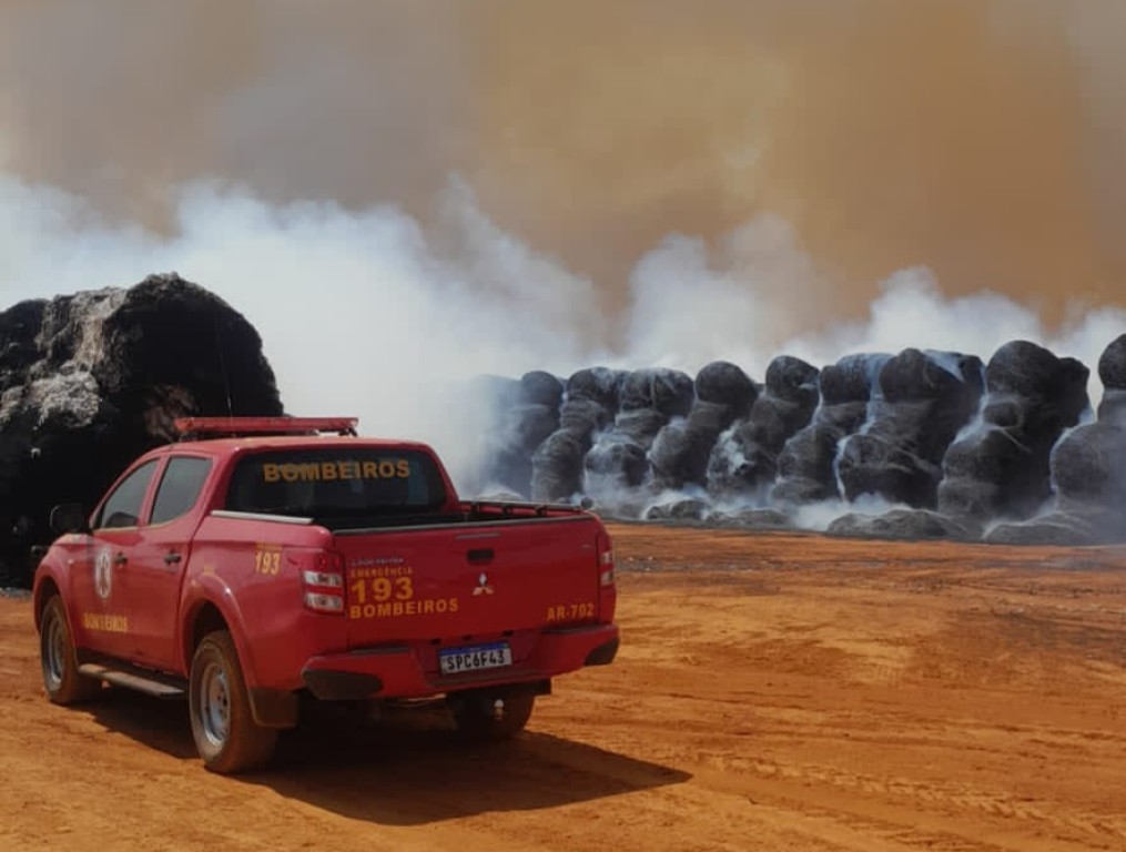 Corpo de Bombeiros combate incêndio em 1,4 mil rolos de algodão em fazenda