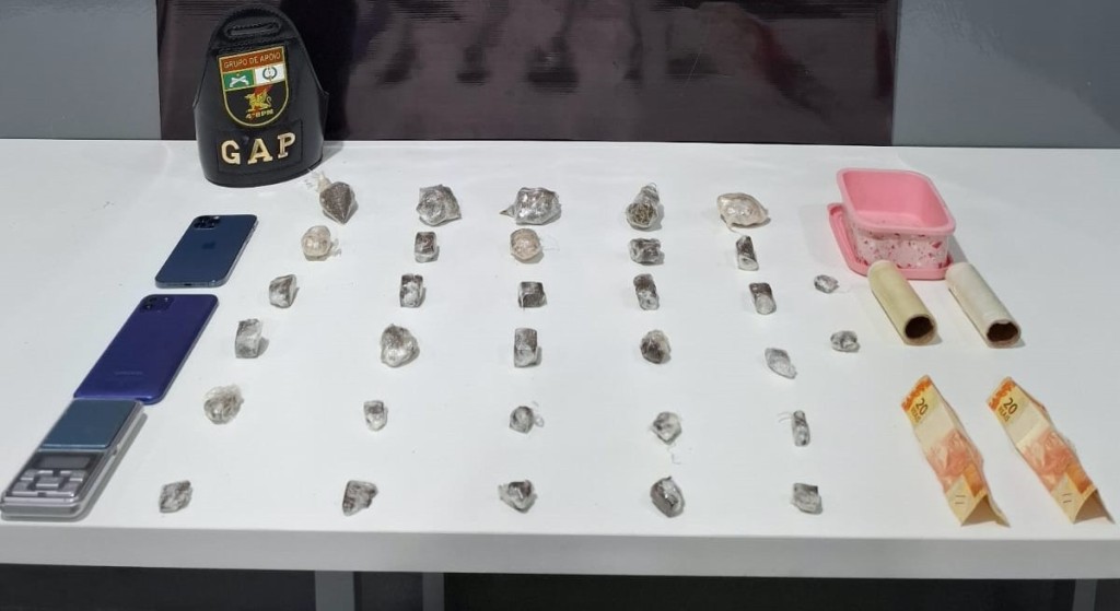 PM prende dupla em flagrante por tráfico de drogas em Várzea Grande