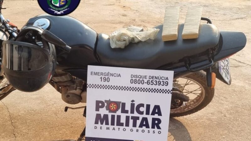 PM prende faccionado e flagra drogas escondidas em compartimento falso de moto
