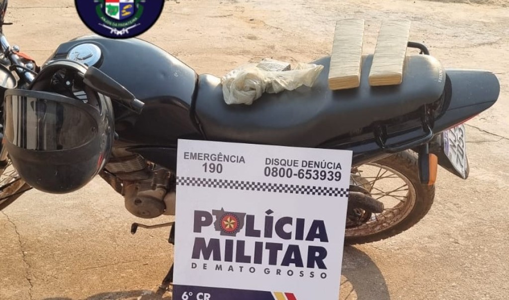 PM prende faccionado e flagra drogas escondidas em compartimento falso de moto
