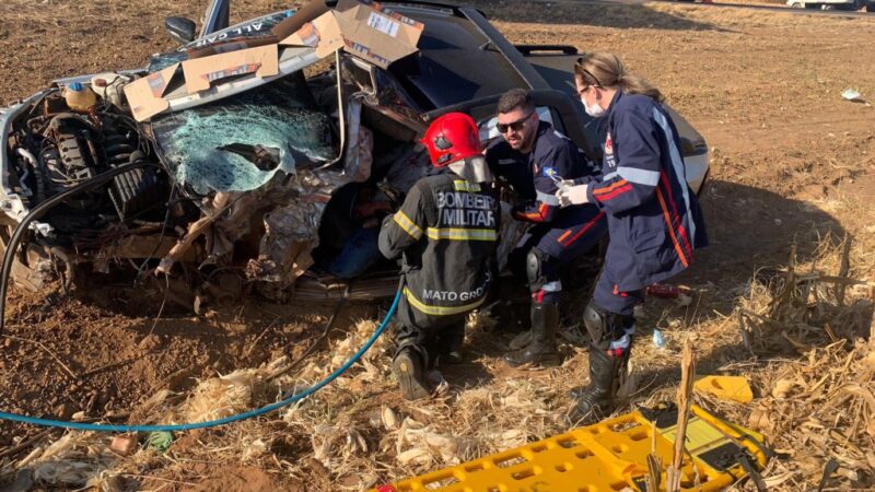 Bombeiros socorrem vítima que ficou presa às ferragens em acidente na BR-070