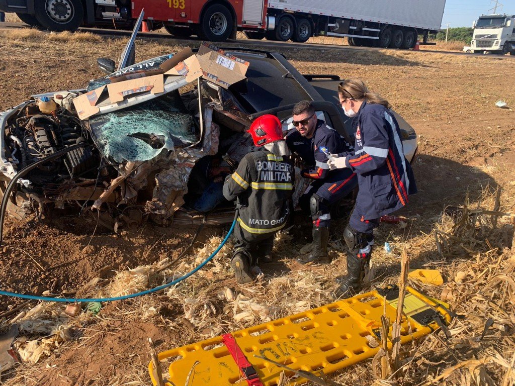 Bombeiros socorrem vítima que ficou presa às ferragens em acidente na BR-070