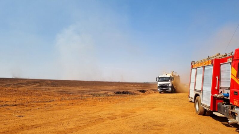 Bombeiros de MT extinguem incêndio em fazenda de Campo Novo do Parecis; equipes fazem rescaldo