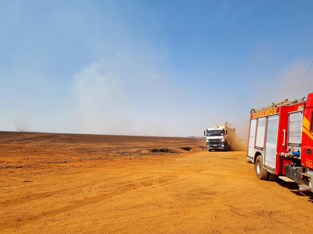 Bombeiros de MT extinguem incêndio em fazenda de Campo Novo do Parecis; equipes fazem rescaldo