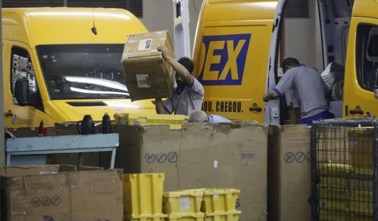Correios alertam sobre golpe cobrando taxa para retirar encomenda