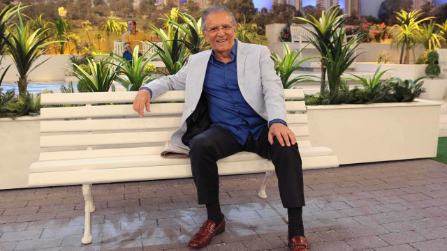 Carlos Alberto de Nóbrega se emociona ao ouvir voz do pai recriada por IA