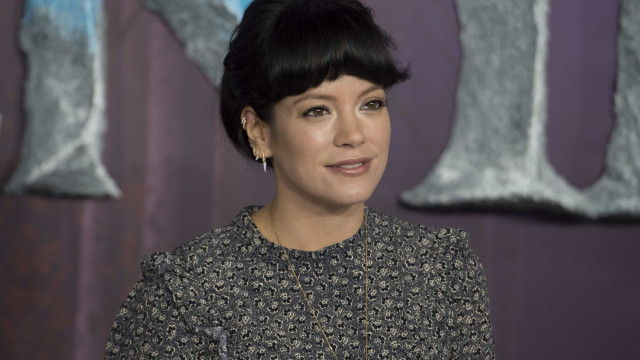 Lily Allen é criticada após devolver cão por ter roído passaportes