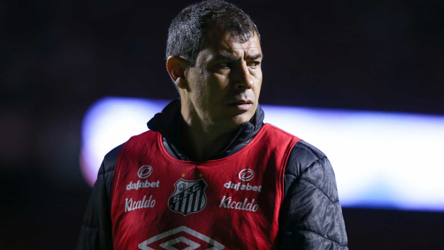 Presidente banca Fábio Carille no comando Santos após três tropeços consecutivos na Série B