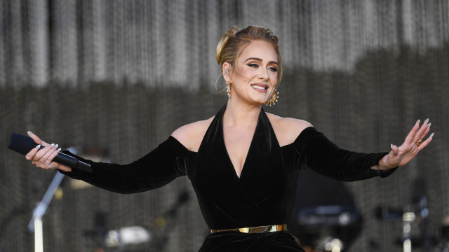 Adele interrompe show pra assistir à final dos 100m feminino nas Olimpíadas