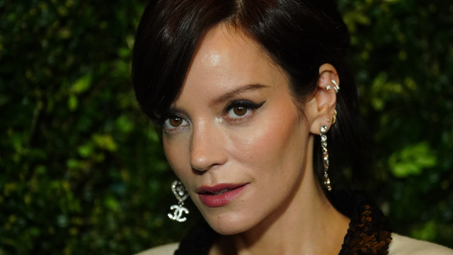 Lily Allen é cancelada após dizer que devolveu cão adotado por ele comer passaportes