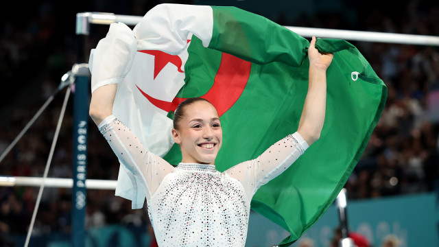 Kaylia Nemour ganha ouro nas assimétricas e se torna 1ª ginasta africana medalhista olímpica