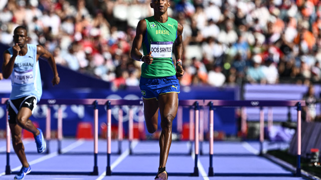 Alison dos Santos tira o pé, se assusta com posição, mas avança nos 400m com barreiras em Paris