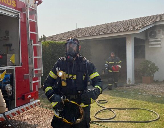 Corpo de Bombeiros combate incêndio e resgata dois gatos em casa de kitnet que pegou fogo