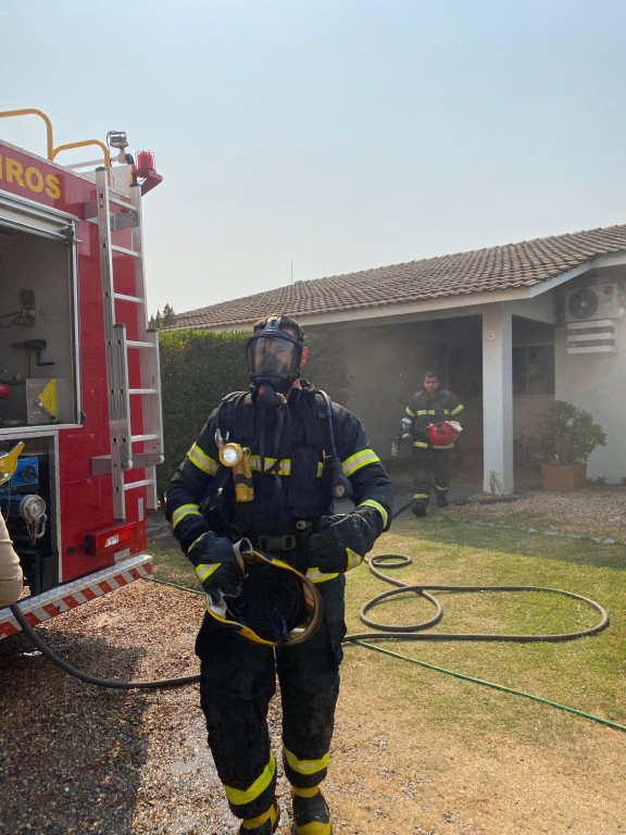 Corpo de Bombeiros combate incêndio e resgata dois gatos em casa de kitnet que pegou fogo