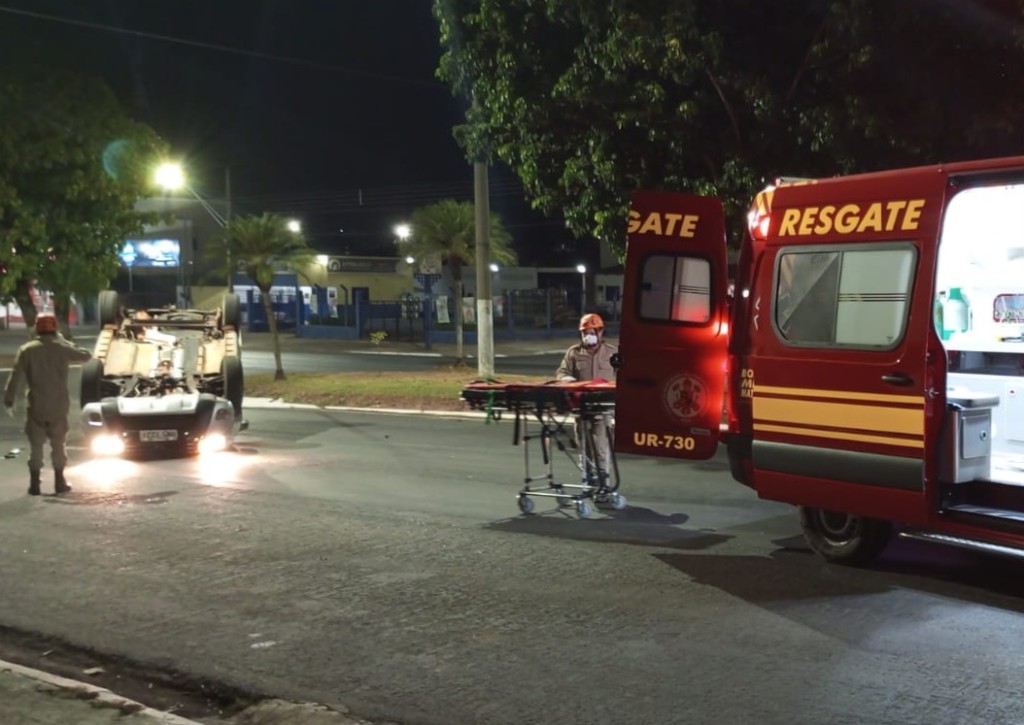 Corpo de Bombeiros atende vítima após capotamento de carro