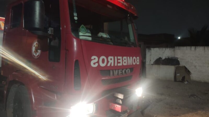 Corpo de Bombeiros combate incêndio em conjunto de quitinetes em Guarantã do Norte