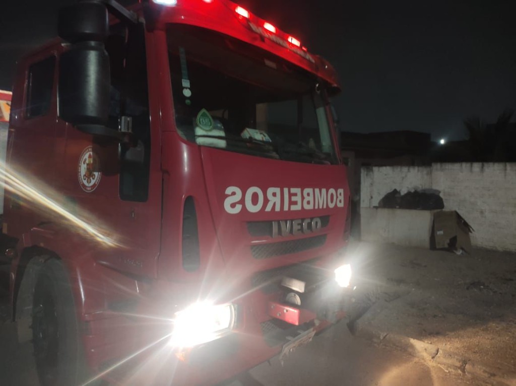 Corpo de Bombeiros combate incêndio em conjunto de quitinetes em Guarantã do Norte