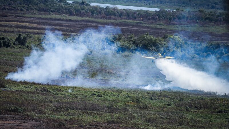 Bombeiros de MT extinguem quatro incêndios florestais e combate outros 51 nesta sexta-feira (13)
