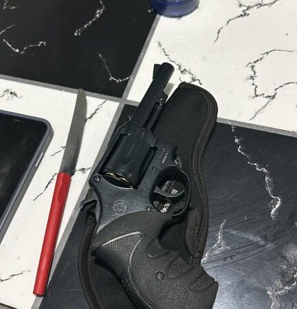PM prende trio suspeito por associação criminosa, tráfico e porte ilegal de arma de fogo