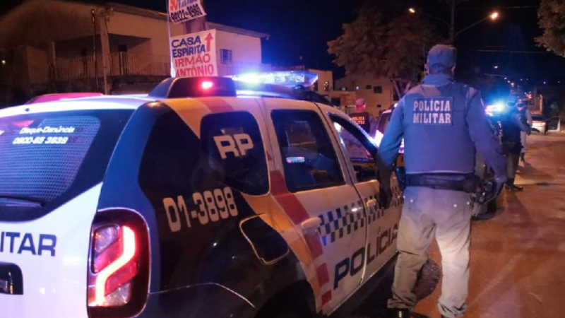 Homem é preso pela PM após enforcar mulher e agredir filha de cinco anos