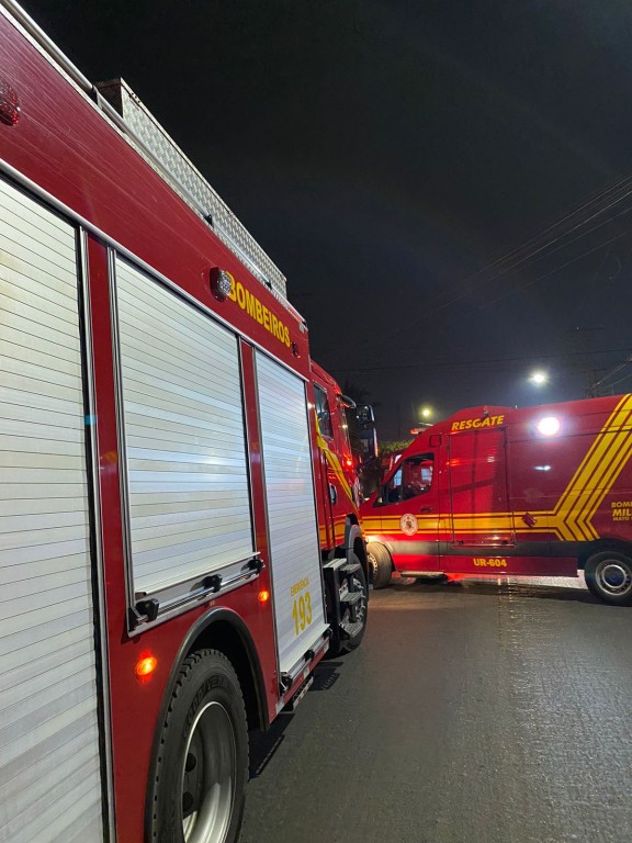 Bombeiros combatem incêndio em residência em Sorriso