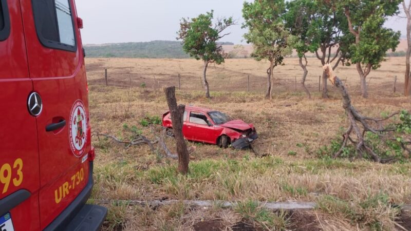 Bombeiros socorrem homem após capotamento de carro às margens de rodovia