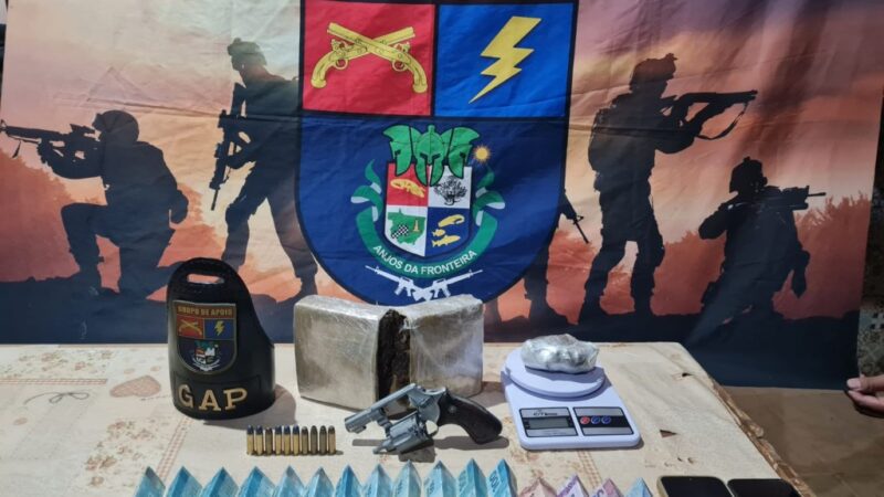 Polícia Militar prende dupla por tráfico de drogas e apreende arma de fogo