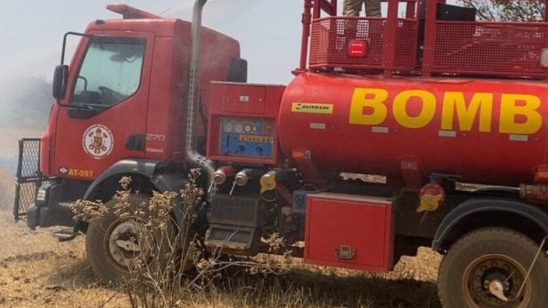 Corpo de Bombeiros Militar combate incêndio em vegetação em fazenda