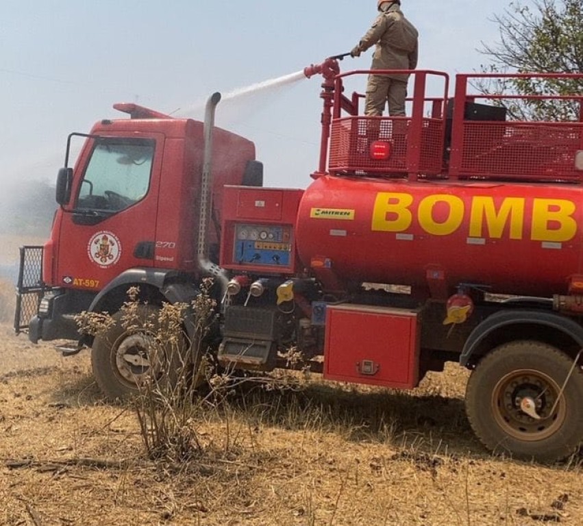 Corpo de Bombeiros Militar combate incêndio em vegetação em fazenda