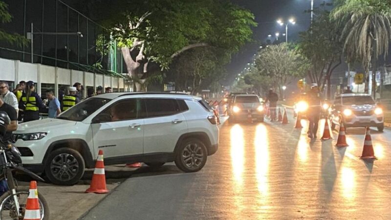 Fiscalização da Lei Seca prende 12 condutores embriagados e remove 47 veículos na madrugada deste domingo (22)