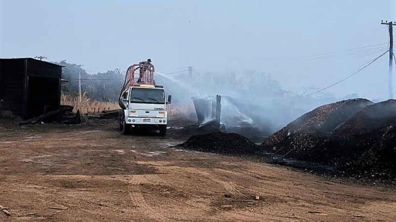 Bombeiros combatem incêndio de grandes proporções em madeireira em Sinop