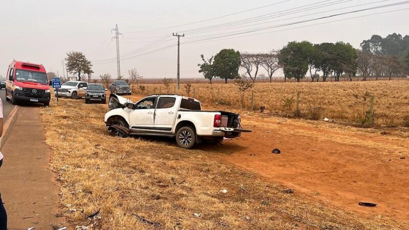 Bombeiros socorrem vítimas de colisão entre carro e carreta na BR-364; duas vão a óbito