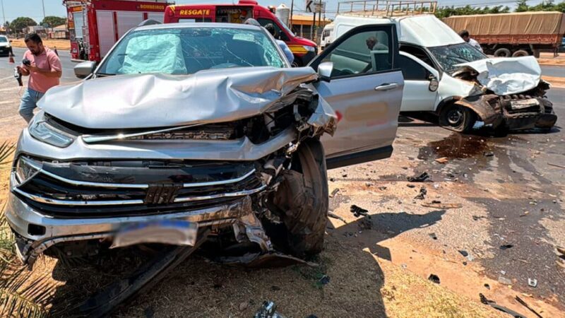 Assista: condutora perde controle de carro, atravessa pista e atinge outro veículo em Sorriso