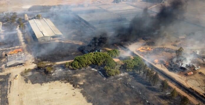 Sinop: 3 barracões e duas carretas destruídas pelo fogo • equipes apagam chamas em casas • vídeo