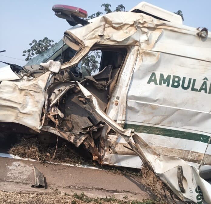 Ambulância capota em rodovia de Mato Grosso e quatro são socorridos