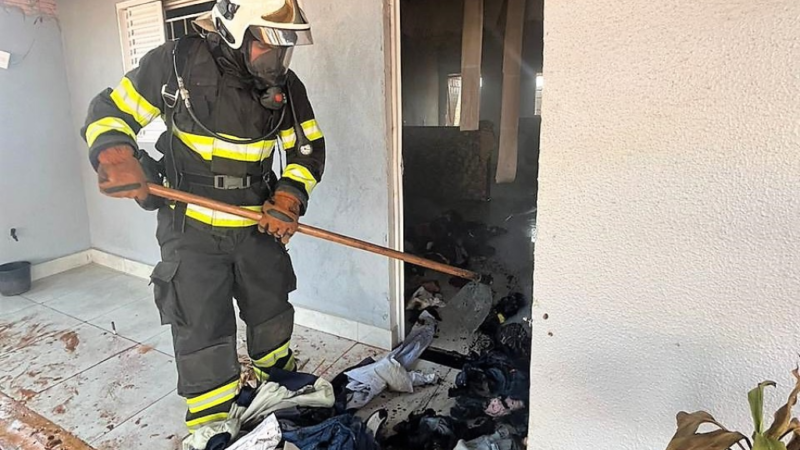 Corpo de Bombeiros extingue incêndio em residência em Sorriso