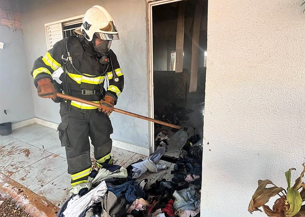 Corpo de Bombeiros extingue incêndio em residência em Sorriso